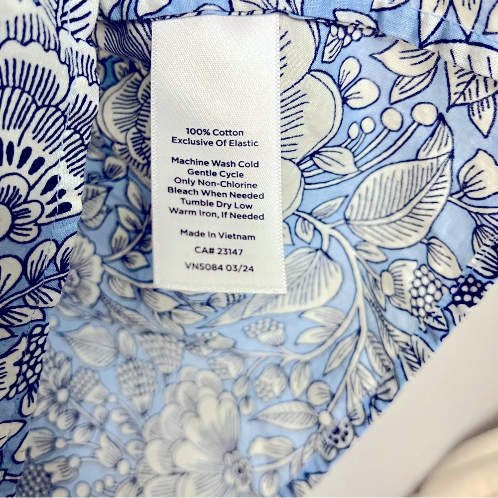 Talbots HERBACEOUS VINES SMOCKED TOP size medium. 26” long, 19” pit to‎ pit - Picture 7 of 11